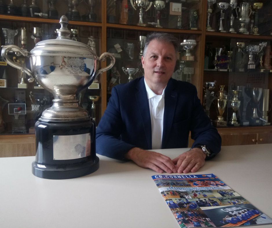 José Manuel Hernández, actual president del club, amb la copa de campions